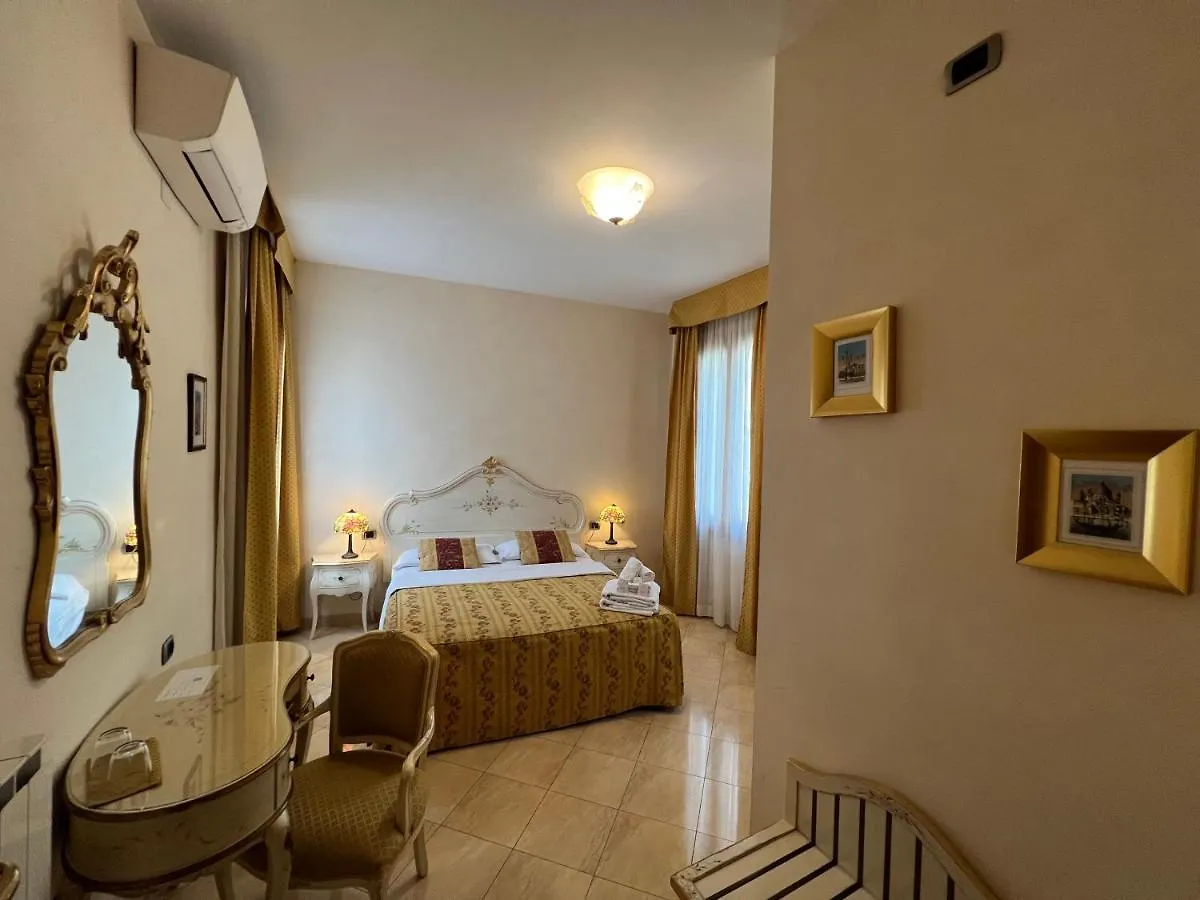 Angeles Inn Venice Bed & Breakfast